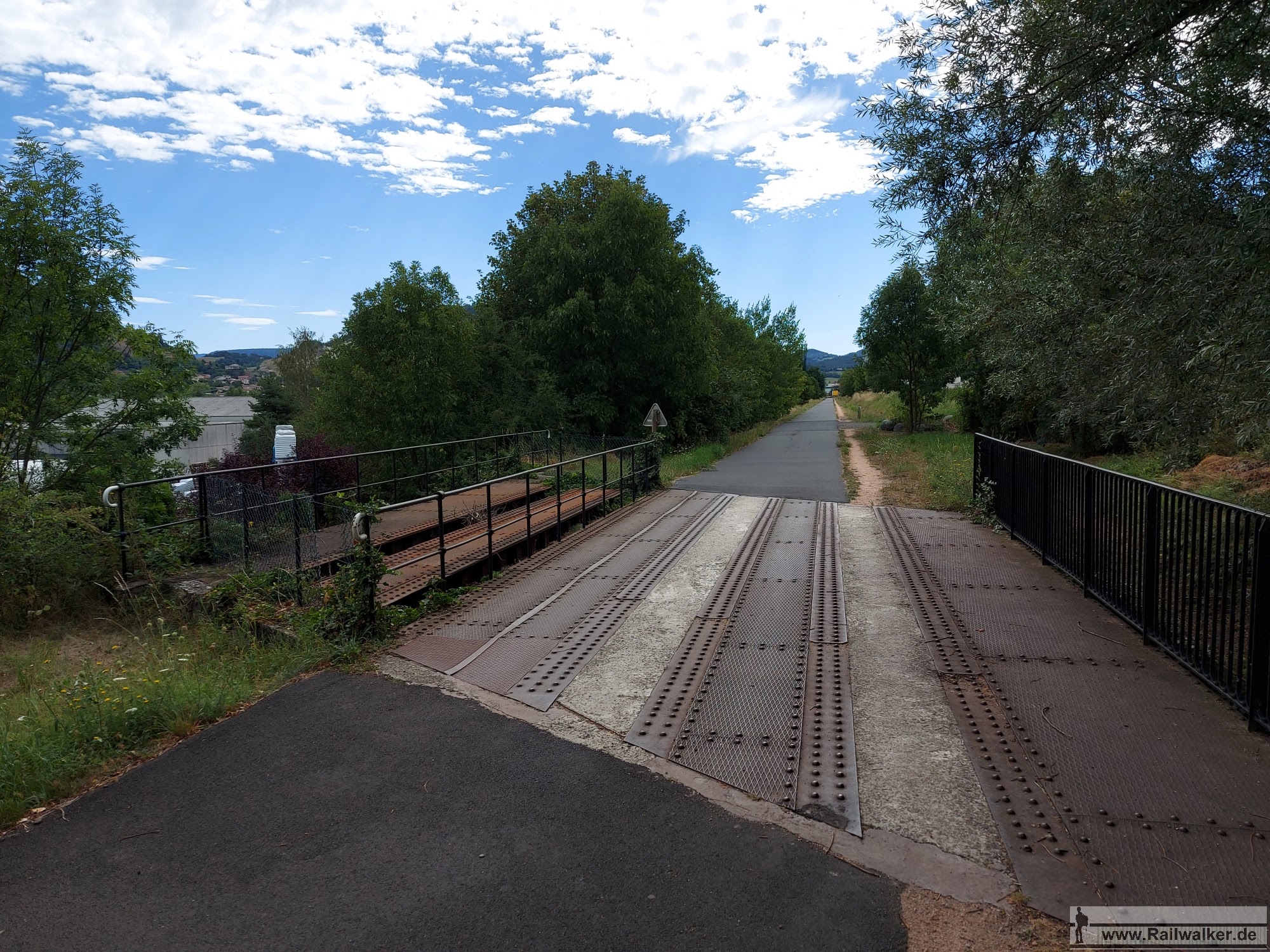 Bereits kurz hinter dem Bahnhof beginnt ein Bahntrassenradweg. Dieser wird aber schon ab dem nächsten Bahnhof Brives-Charensac auf einer anderen ehemaligen Bahntrasse in Richtung Langogne verlaufen.