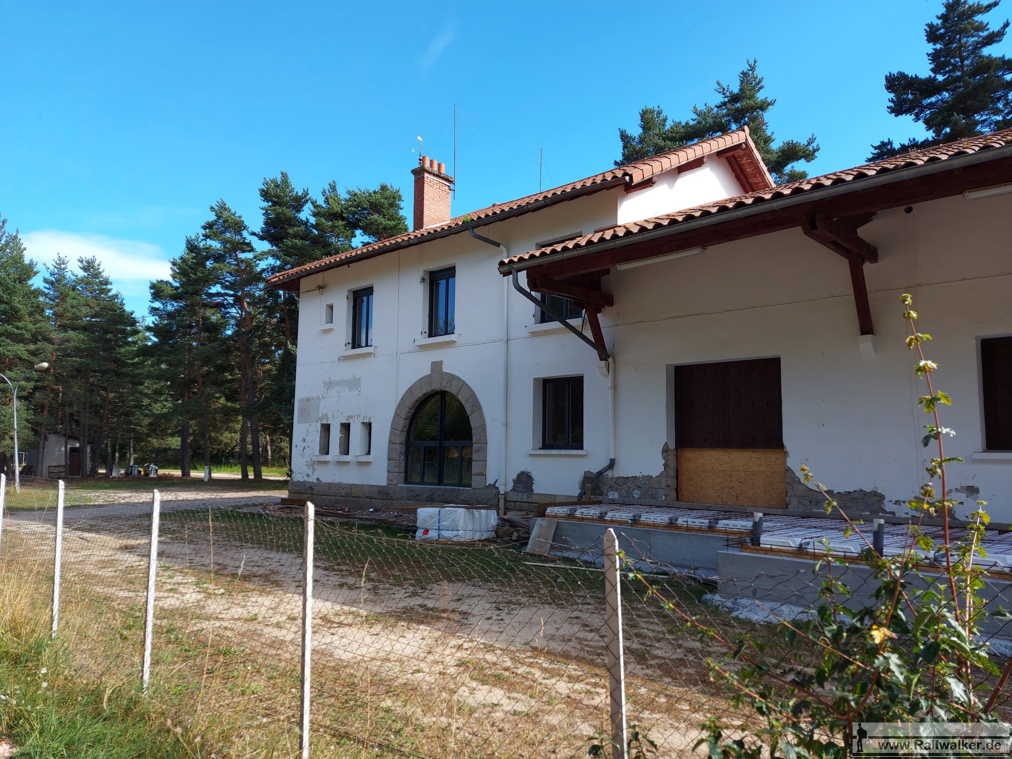 Streckenkilometer 16,500. Der ehemalige Bahnhof von Laussonne-les Badioux auf 858m Höhe.