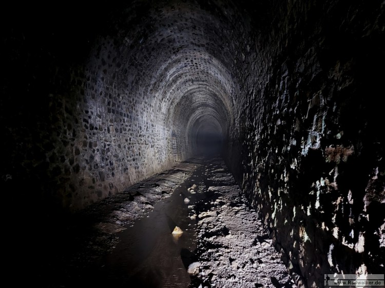 Im Innern der 2626m langen Tunnelröhre