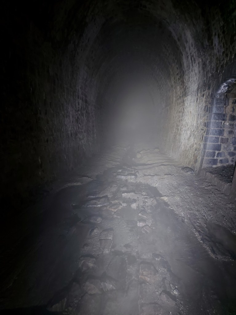 Die hohe Luftfeuchtigkeit steht wie Nebel im Tunnel