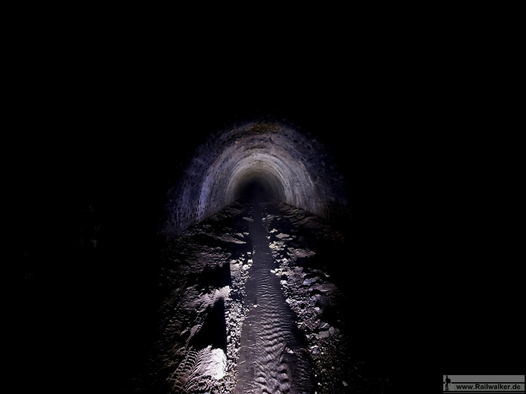 Im Mittelabschnitt hätte der Tunnel noch einige Meter vertieft werden müssen. Man stößt sich hier beinahe den Kopf.