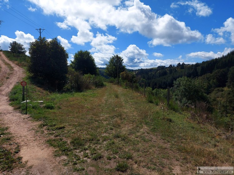 Kurz hinter dem Tunnel endet die Bahntrasse. Die Bauarbeiten im Departement Ardeche waren nur an drei Tunnel gestartet worden und kamen nicht darüber hinaus. Ab hier geht es zum GR3 Startpunkt auf Straßen und Feldwegen weiter. 
