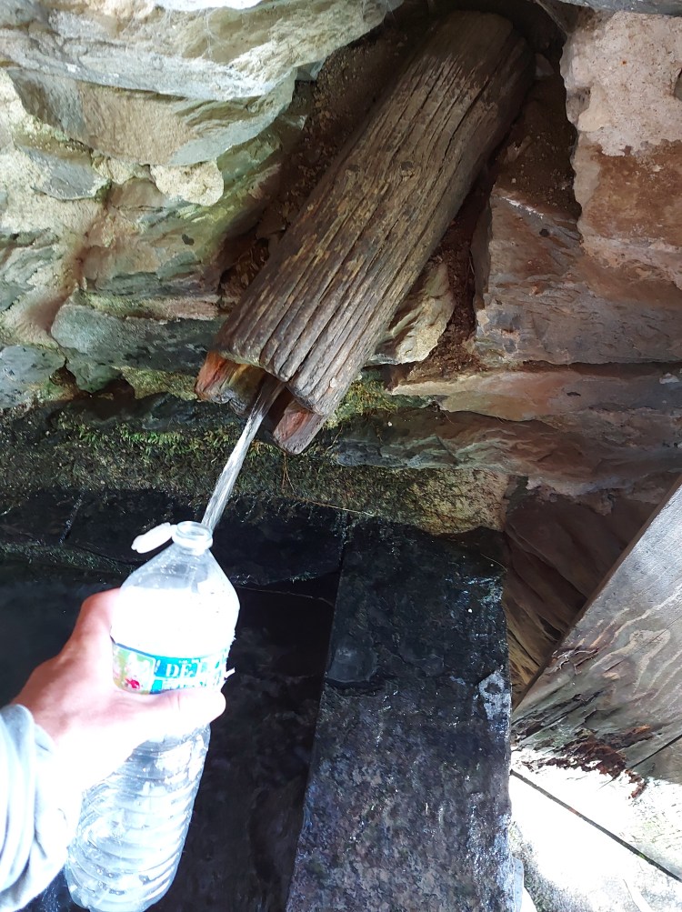 Unterhalb des Berges in einem Souvenirgeschäft befindet sich die Loirequelle. 