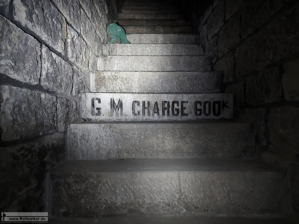 In der Kammer am Ende der Treppe sind 600kg Sprengstoff abzulegen.