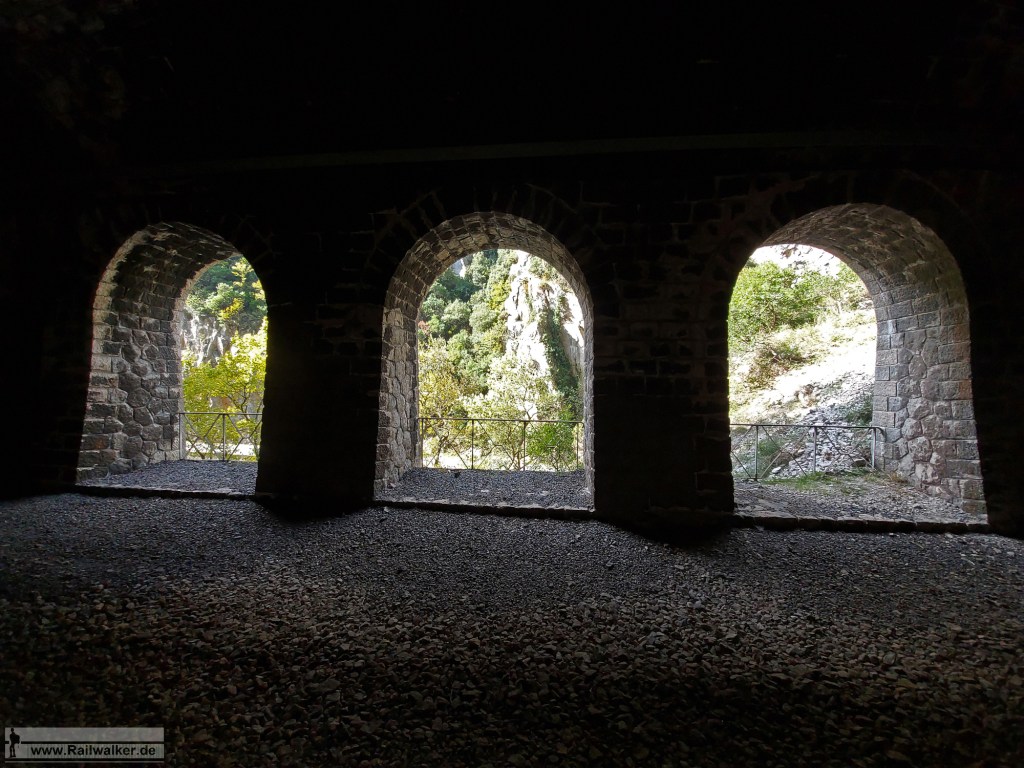 Im Tunnel gibt es mehrere Fenster nach draußen zur Schlucht.