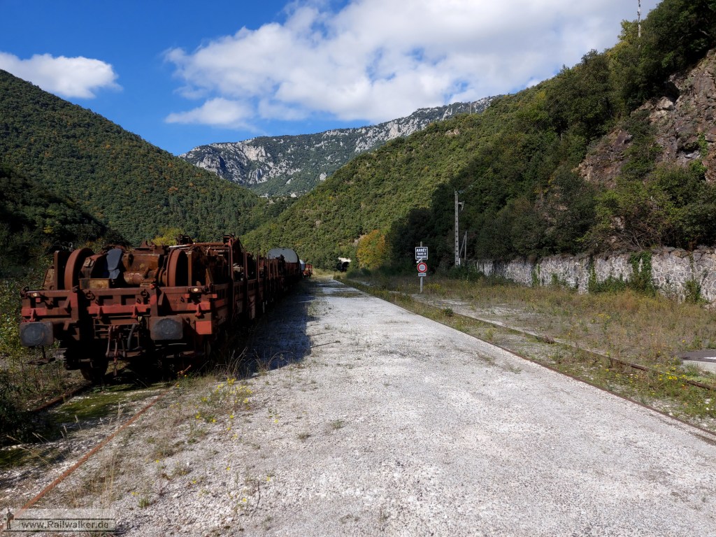 Im Bahnhof Saint-Martin-Lys.