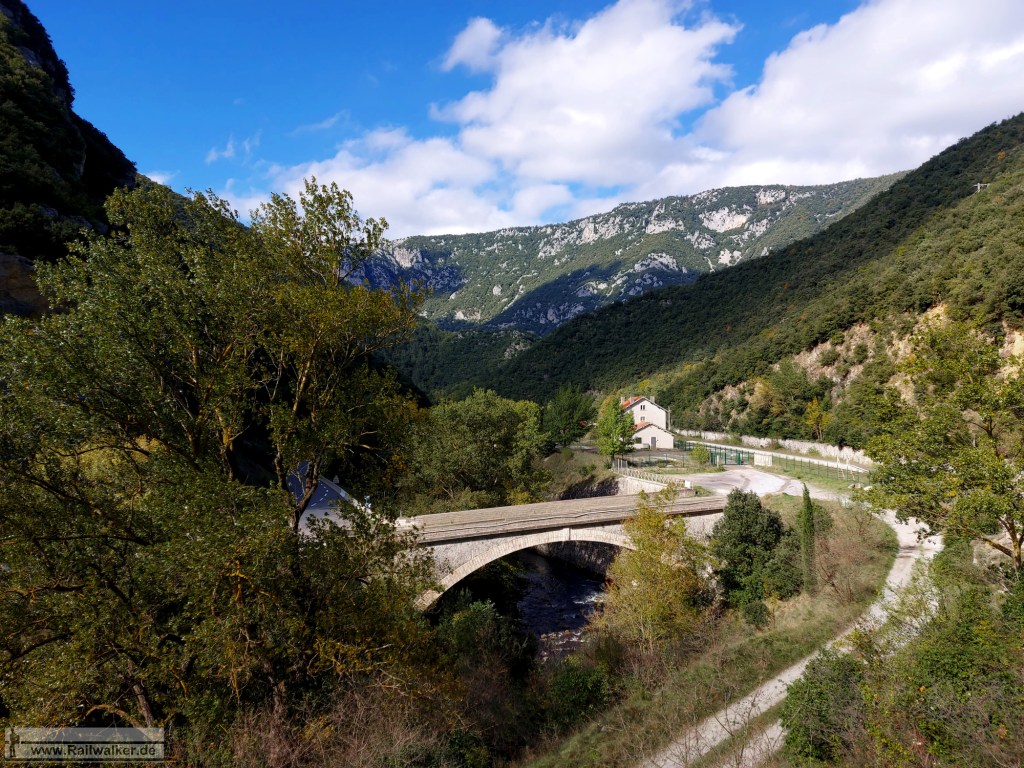 Ausblick auf das Bahnhofsareal. Über die Brücke geht es zur Straße.