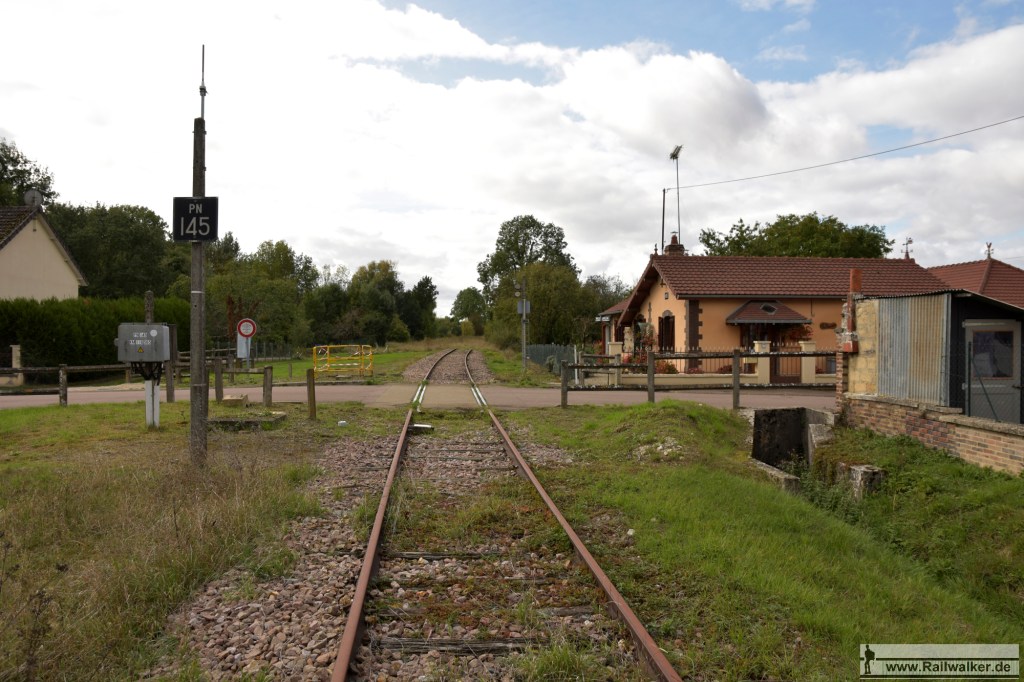 Bahnübergang 145. Rechts ist das frühere Wohnhaus des Schrankenwärters zu sehen.