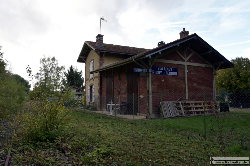 Streckenkilometer 125: Der Bahnhof Vulaines - Rigny-le-Ferron.