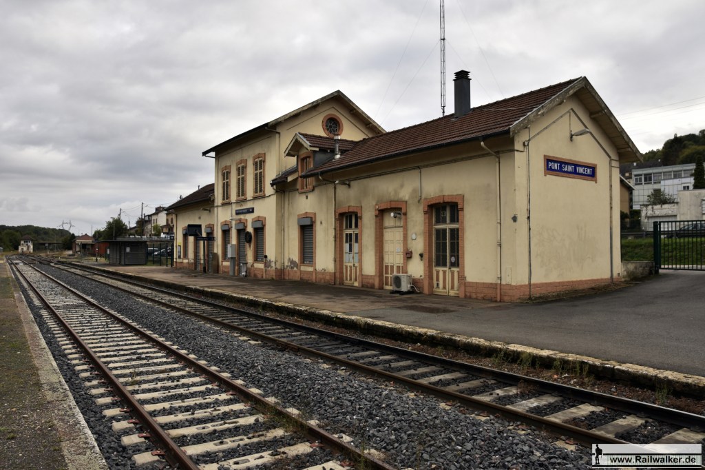 Der Bahnhof Pont-Saint-Vincent. Die Personenzüge aus Nancy fahren bis hierher. Der Güterverkehr fährt noch 4 Kilometer weiter zu einem Zementwerk.