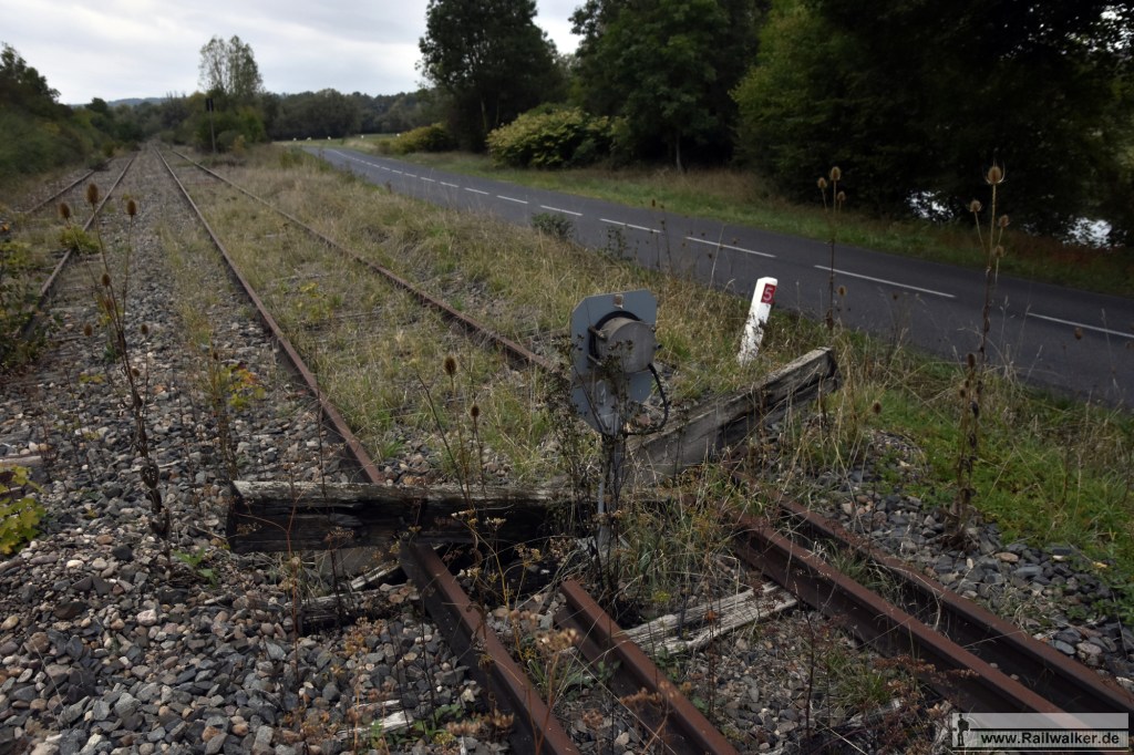 Bis hierher können die Züge nach Fahren. Hinter dem Schwellenkreuz ist die Strecke gesperrt.