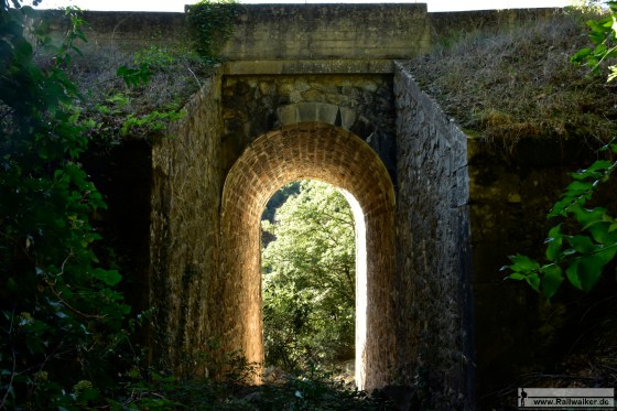 Eine Unterführung unter der Bahnlinie. Einen Weg gibt es hier allerdings nicht.
