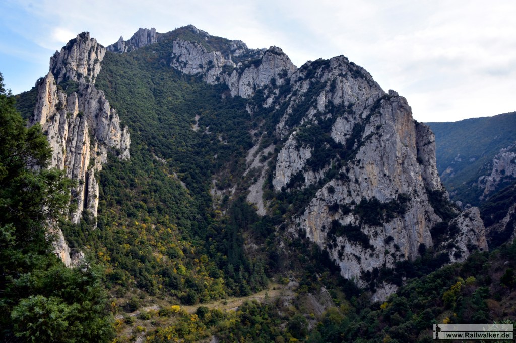 Das Felsmassiv les Murailles du Diable. Dort wo sich die Wiese befindet, liegt der Tunnel du Pierre-Lys.