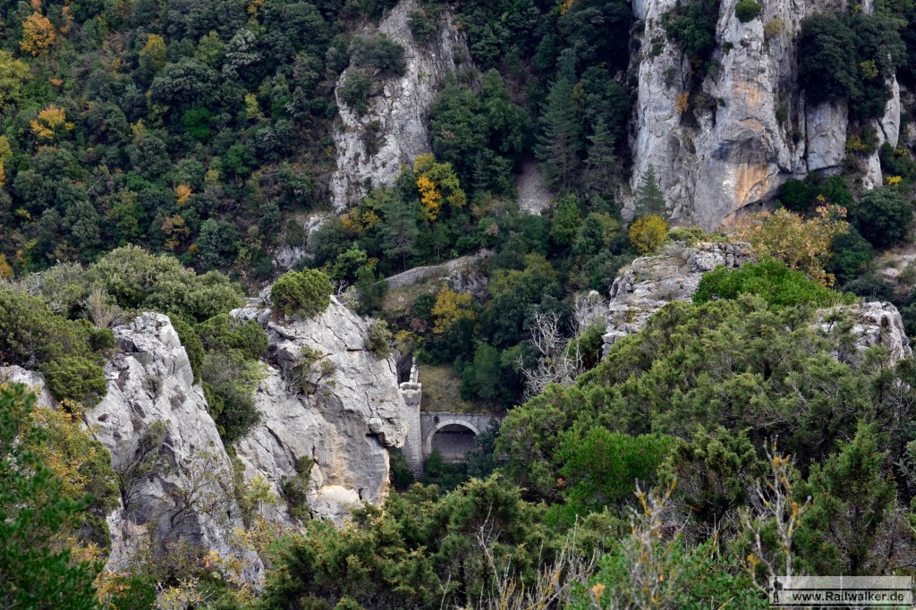 Aussicht vom Rundwanderweg hinunter in die Schlucht. Zu sehen ist die Galerie am Tunnelportal. Die Sicht auf den Tunnel war leider sehr beschränkt.