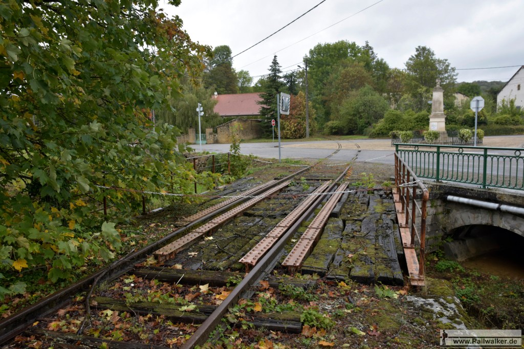 Das Anschlußgleis in Manois. Das Firmengelände liegt etwa 1km vom Bahnhof entfernt.