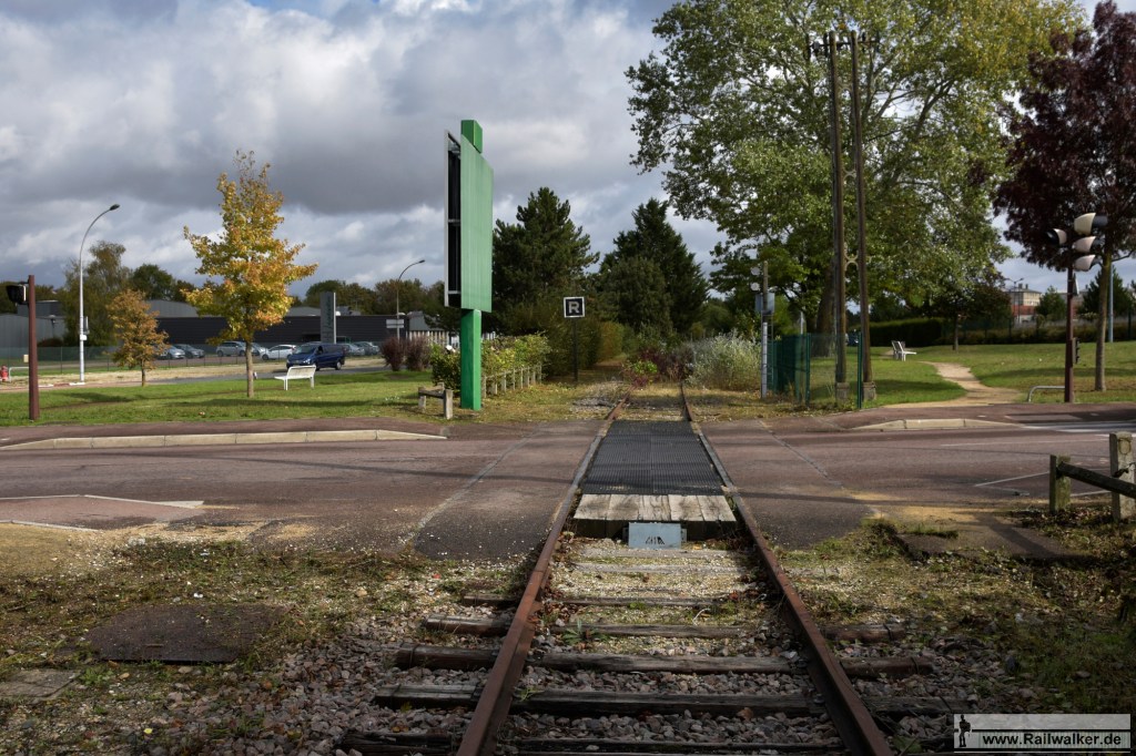 Ein Bahnübergang am Ortsausgang von Troyes.