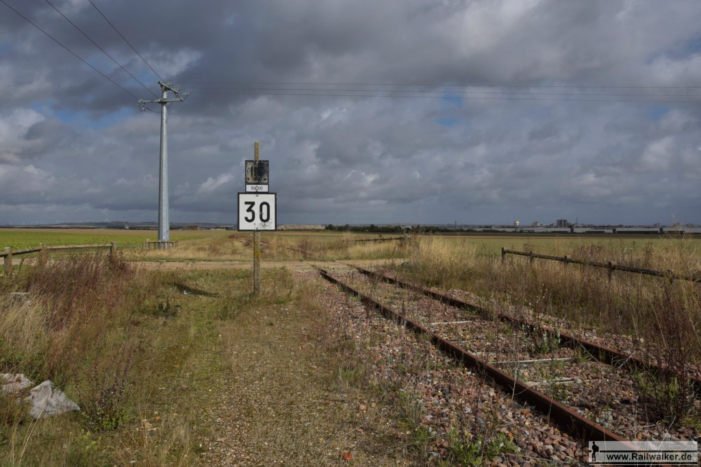 An einem der Bahnübergänge. Die erlaubten Geschwindigkeiten waren oft sehr niedrig.