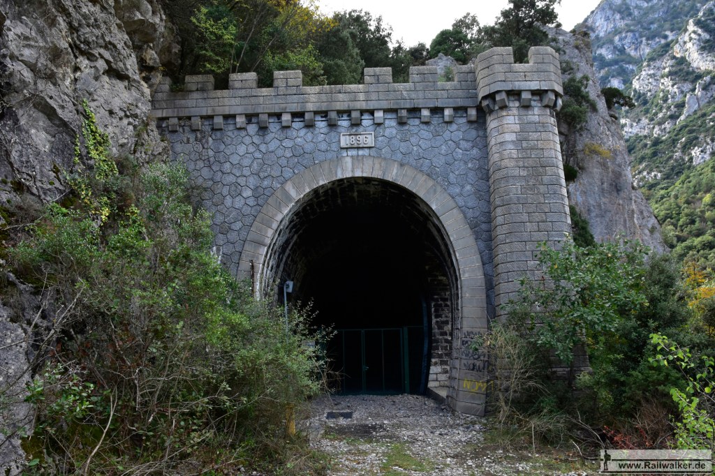 Der Tunnel de Pierre-Lys, 1381m lang.