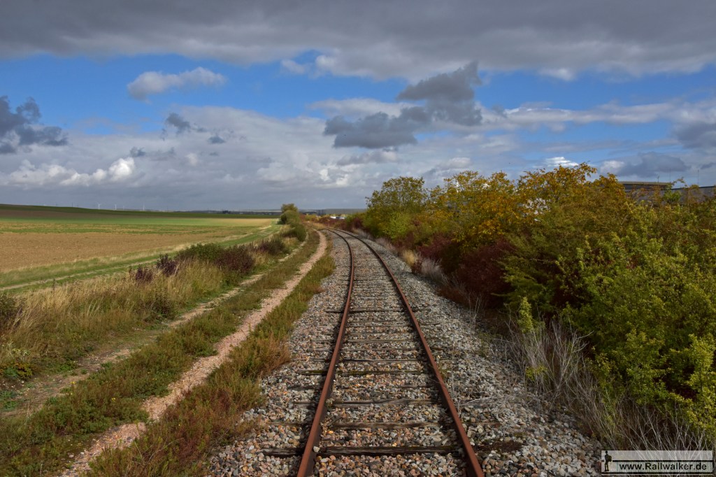Deutlich zu sehen die Fläche auf der früher das 2. Streckengleis lag.