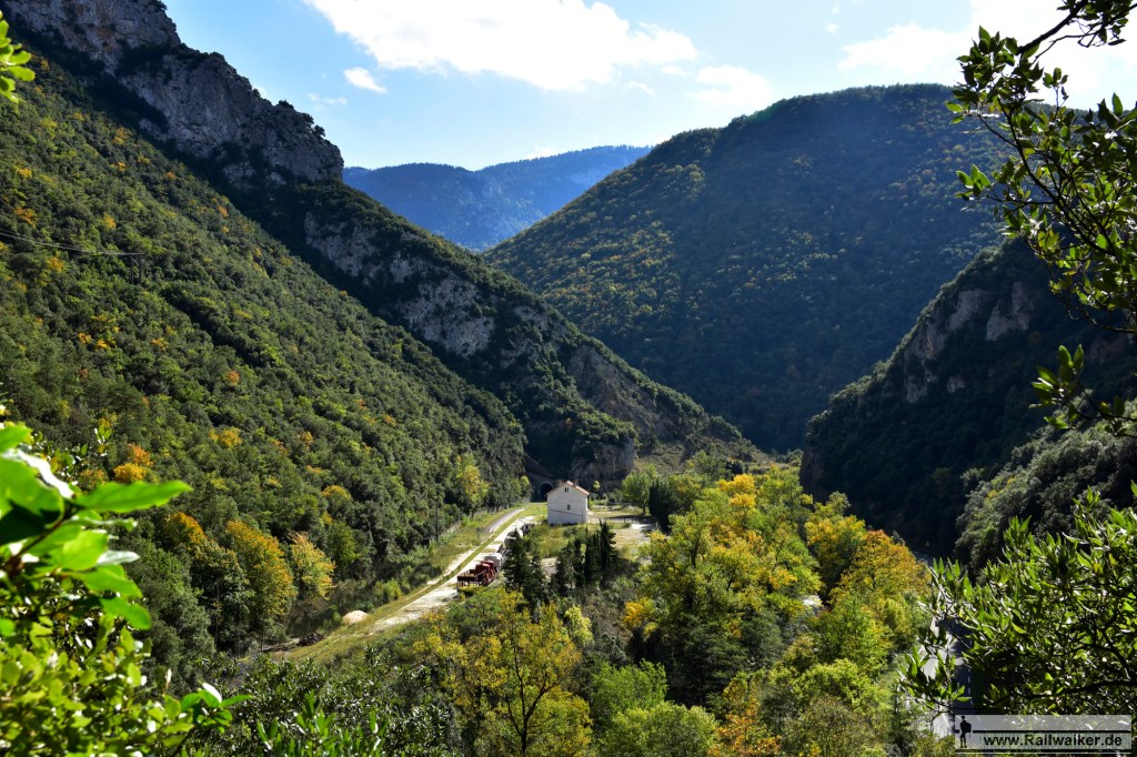 Ausblick auf den Bahnhof Saint-Martin-Lys. Wo hier Fahrgäste herkommen sollen ist mir schleierhaft. Vermutlich endete der Personenverkehr deswegen schon 1939.