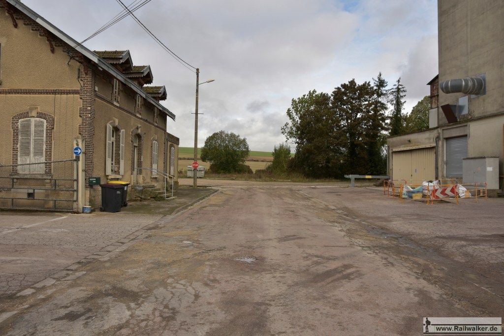 Genau am Ende dieser Straße stand früher das Bahnhofsgebäude.