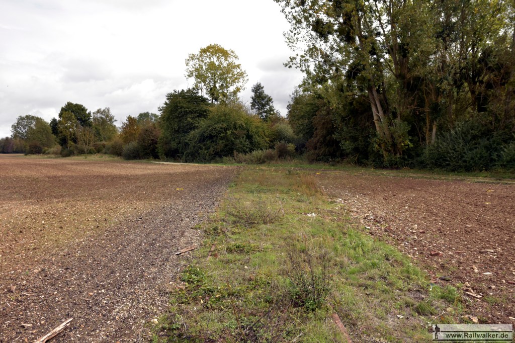 Zwei Kilometer hinter Estissac gab es einen Gleisanschluß. Die Trasse ist auf diesem Acker noch gut erkennbar